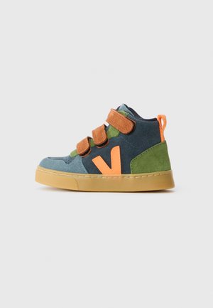 Baskets montantes en daim vert, bleu et orange, avec des sangles Velcro, un bout rond et une semelle en caoutchouc. Logo "V" notable sur le côté.
