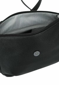 Borsa a mano in pelle nera con esterno textured, hardware in argento e fodera interna a righe. Presenta una chiusura con zip e un bottone a pressione.