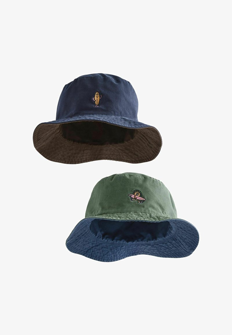 Deux chapeaux seau, un bleu marine avec une petite broderie de feuille beige, un vert avec une petite broderie de fleur rose et d'engrenage à l'avant.