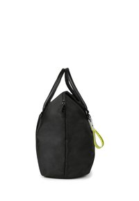 Bolsa de nylon negra con una forma estructurada, asas dobles de cuero negro y una etiqueta de acento amarilla en contraste unida a la cremallera.
