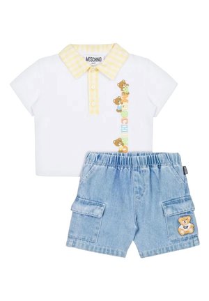 Polo bianca a maniche corte con colletto a quadretti gialli e stampa di orsetto, abbinata a pantaloncini in denim azzurro chiaro con toppa a tema orsetto.