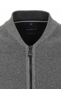 Grauer Zip-Pullover aus hochwertiger Baumwolle. Mit strukturiertem Oberflächenmaterial, geripptem Kragen und schwarzem Reißverschluss für Funktionalität.