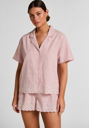 Kurzärmeliges rosafarbenes, gestreiftes Pyjama-Set mit durchgehender Knopfleiste. Verziert mit besticktem Spitzenbesatz an Shorts und oberem Saum. Legerer Stofftextur.