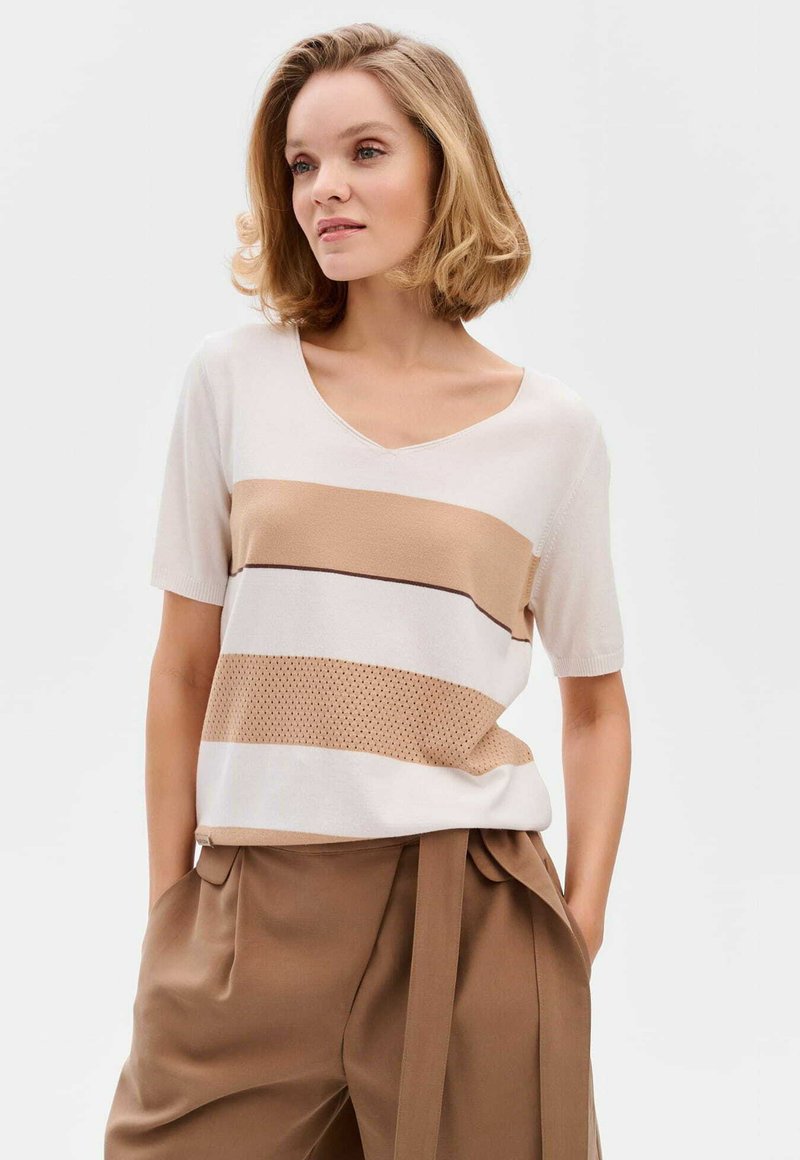 V-hals trui in lichtbeige met horizontale strepen in tan en bruin. Zacht gebreid materiaal met textuurdetail aan de onderkant.