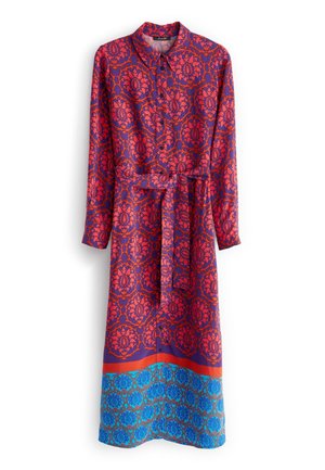 Sukienka z długim rękawem w żywym fioletowym kolorze z czerwonymi kwiatowymi wzorami, z przodem na guziki, paskiem w talii i niebieskim wzorzystym brzegiem.