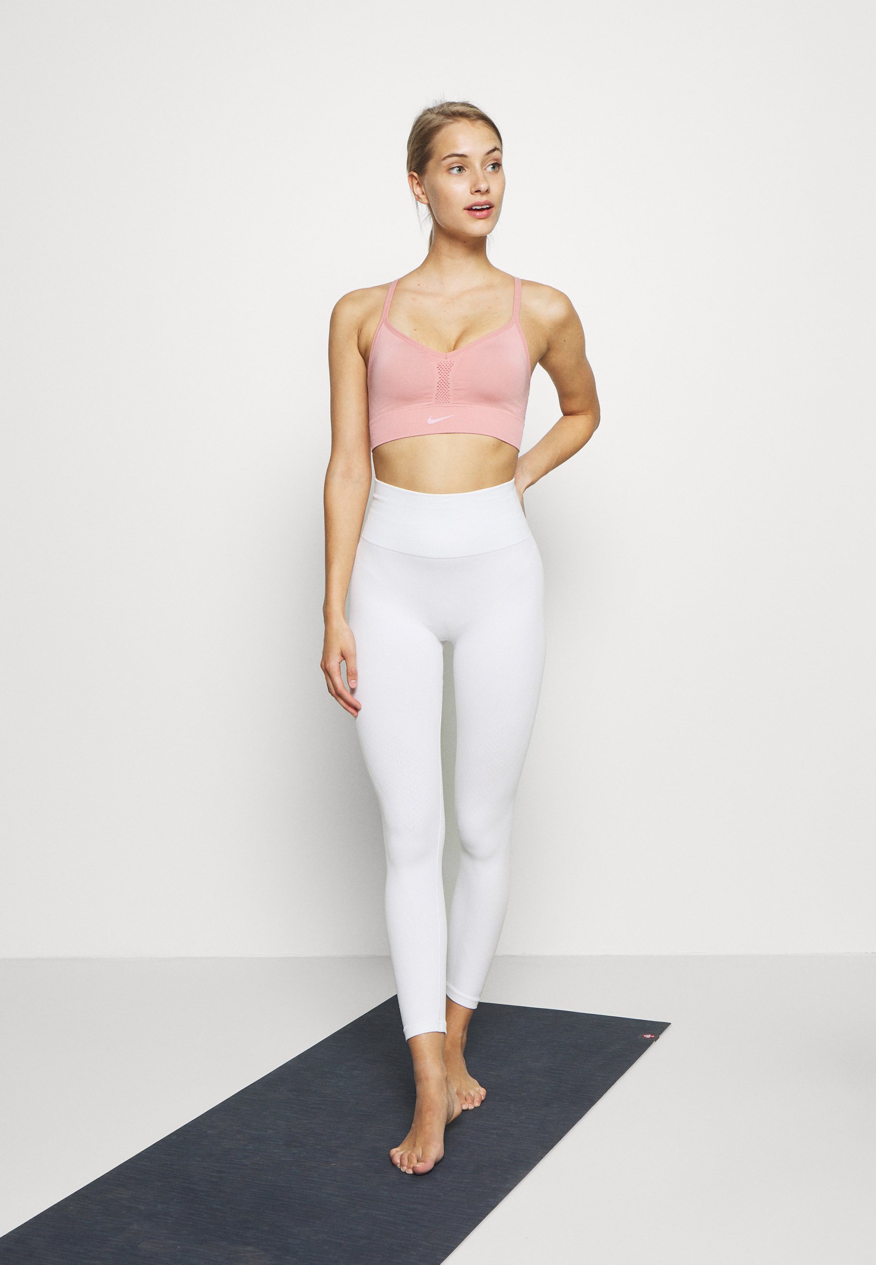 Nike Performance INDY SEAMLESS BRA - Light support sports bra - rust  pink/white/pink - Zalando.co.uk