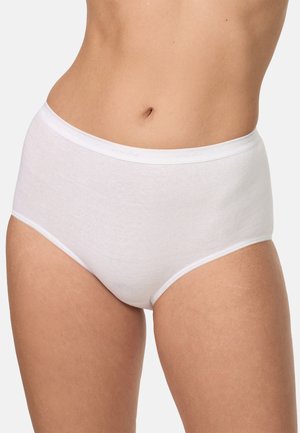 Femme portant des sous-vêtements en coton blancs unis à taille haute, montrée de la taille jusqu'aux cuisses supérieures sur un fond clair.