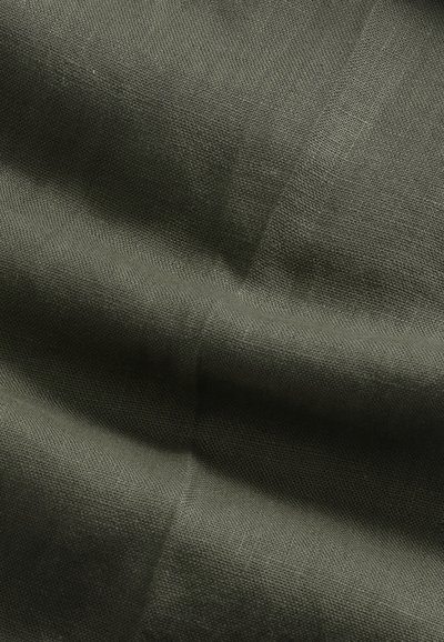Tumma vihreä pellavakangas, jossa on teksturoitu kudonta, näyttäen hienovaraisia väri- ja syvyyseroima, luoden pehmeän, mattaisen ulkonäön.