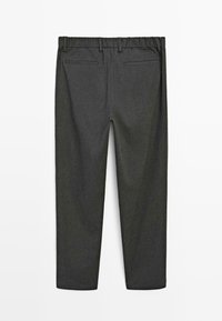 Donkergrijze op maat gemaakte broek met elastische tailleband en twee achterzakken, plat liggend weergegeven vanaf de achterkant.