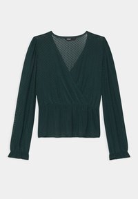 Dunkelgrüne Wickelbluse mit langen Ärmeln, gepunkteter Textur und geraffter Taille. Verfügt über einen tiefen V-Ausschnitt und Glockenärmel.
