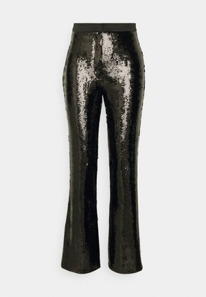 Juodos blizgančios platėjančios kelnės su lygiu juosmeniu, atspindinčios šviesą ir suteikiančios blizgų tekstūrą, demonstruojančios aptemptą siluetą ir nenutrūkstamas siūles.