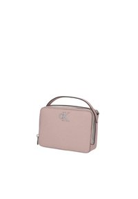Pochette Calvin Klein in morbida ecopelle rosa chiaro, forma rettangolare con manico superiore, dettagli del logo argentato e chiusura con zip.