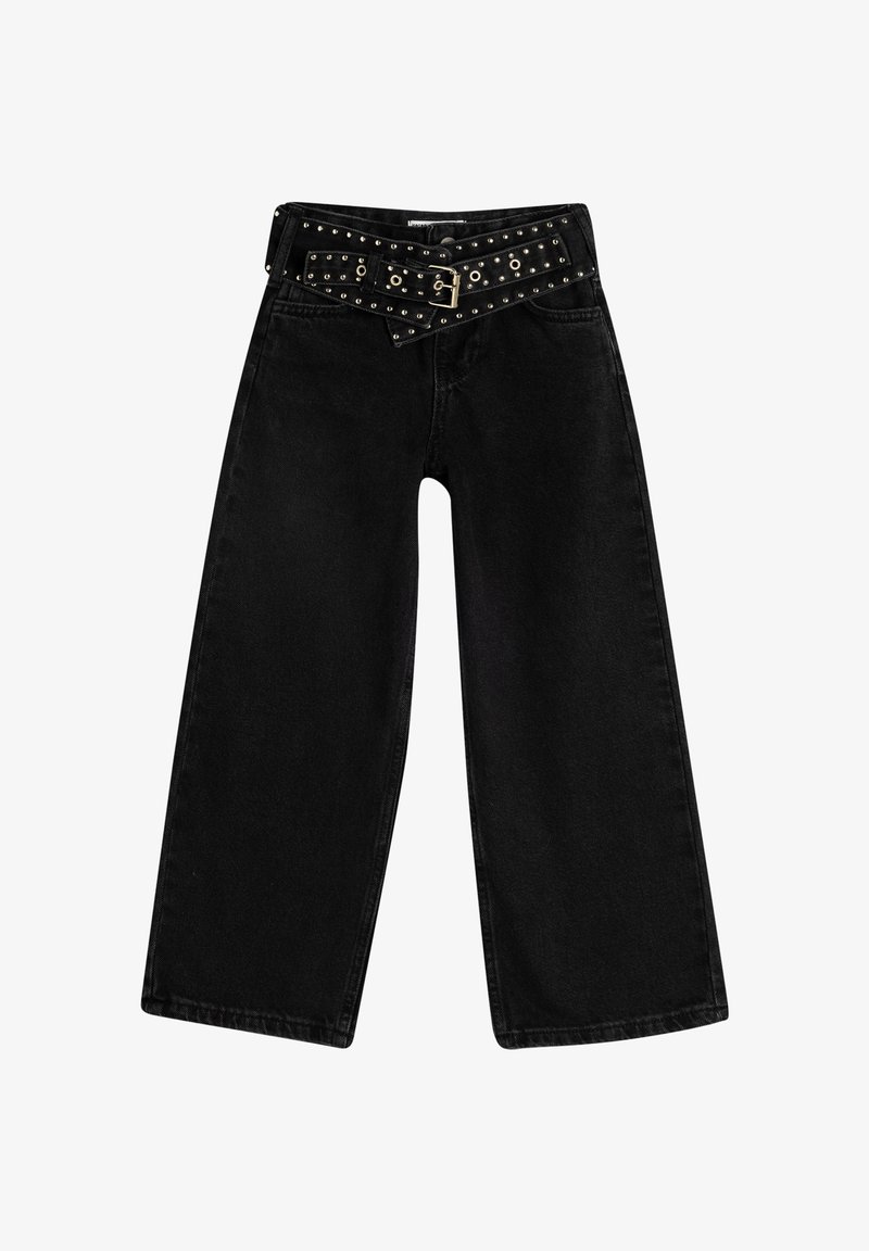Pantalones de mezclilla negra de pierna ancha con un cinturón con tachuelas y hebilla. La tela tiene una textura suave y el diseño es holgado.