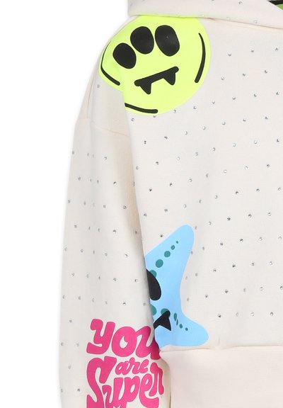 Hoodie chiaro con decorazioni, dotato di una toppa a faccina sorridente verde neon, un design di una stella marina blu e un testo rosa che recita "Sei Super."