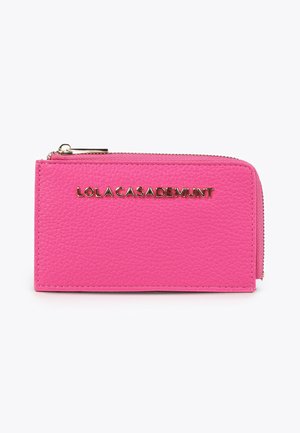 Cartera de piel rosa con un acabado texturizado, cierre de cremallera y logotipo metálico en la parte frontal. Diseño compacto y rectangular.