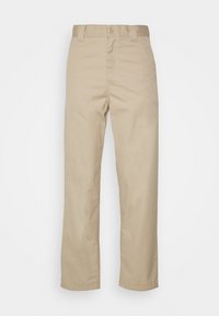 Pantalon beige à jambes droites avec passants pour ceinture, fermeture par bouton et design avant épuré, présenté sur fond blanc uni.