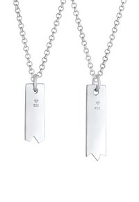 Sølvhalskæder med to rektangulære vedhæng med udskårne detaljer, mærket med "925" og "823," på en sammenkædning.