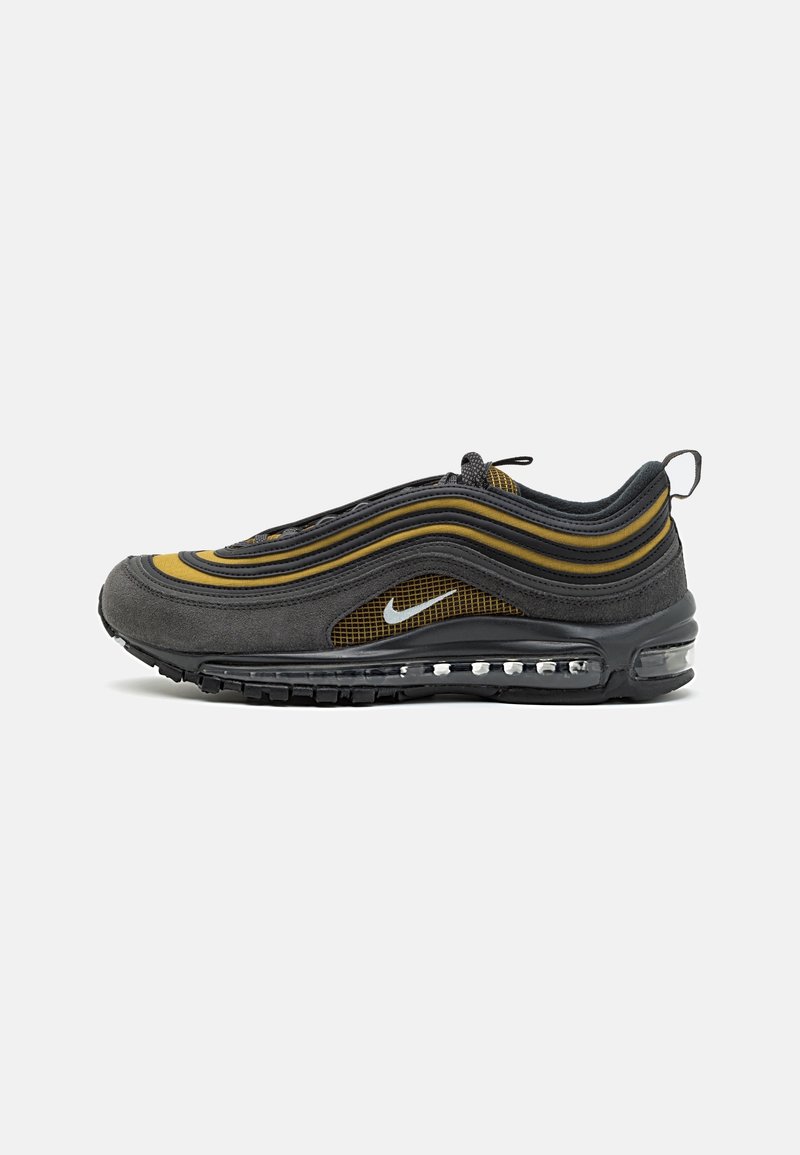 Baskets Nike Air Max 97 noires et jaunes avec amorti à air visible et logo blanc Swoosh sur le côté, sur fond blanc uni.