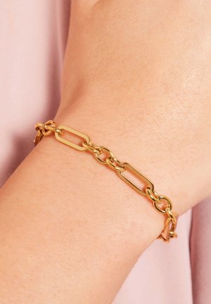 Gouden kettingarmband met langwerpige rechthoekige schakels en ronde accenten, waarbij een gepolijste metalen afwerking wordt getoond.