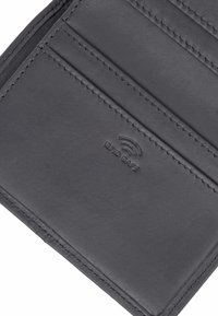 Černá kožená peněženka s hladkým povrchem, která má několik slotů na karty a embosované logo "RFID Safe" s zakřivenými liniemi.