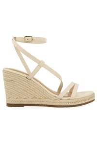 Beige wedge sandalit, joissa on teksturoitu, punottu jute-pohja ja kapeat, ristikkäiset nilkkahihnat. Varustettu säädettävällä nilkkahakalla.