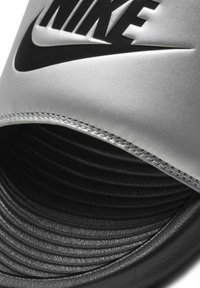 Nike Sportswear VICTORI ONE SLIDE - Natikači - black/metallic silver/black