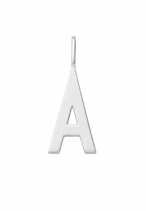 Sølvmetal vedhæng i form af bogstavet A med en lille løkke til at fastgøre til en kæde eller armbånd.