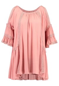 Světle růžová volná blůza s kulatým výstřihem, krajkovými detaily na rukávech a na přední části; rozšířené 3/4 rukávy. Jemná textura.