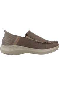 Scarpe slip-on in tessuto marrone con accenti testurizzati. Presentano una suola crema ammortizzata e cuciture a contrasto lungo le cuciture.