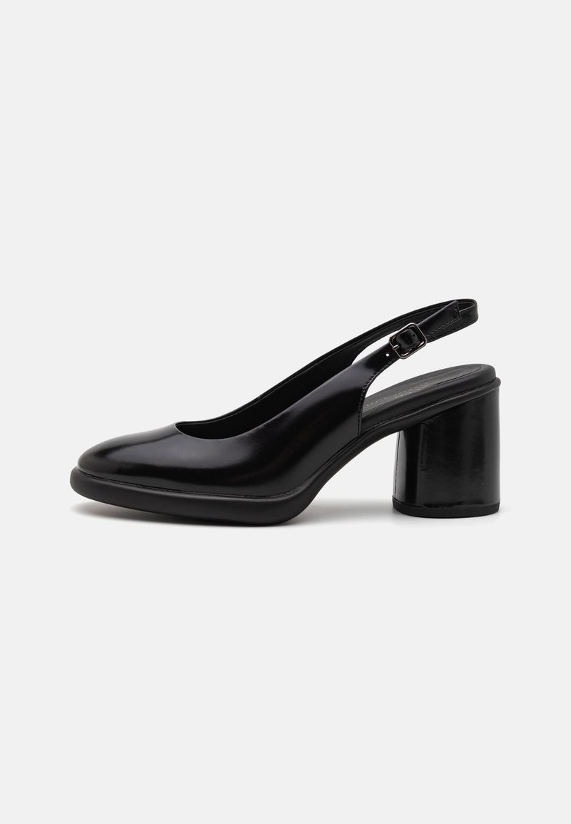 Čierne lakované kožené slingback topánky na podpätku s okrúhlym prstom a mohutným blokovým podpätkom. Obsahujú pracku pre bezpečné uchytenie.