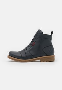 Zwarte leren enkelboot met rode stiksels, ronde neus, voor een vetersluiting en een bruine rubberen zool met een gestructureerde afwerking.