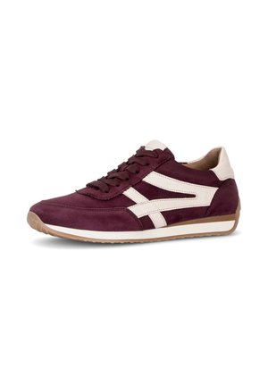 Ciemnoczerwony, codzienny sneaker z białymi bocznymi paskami, dopasowanymi sznurowadłami, beżowym zapiętkiem i jasnobrązową gumową podeszwą na białym tle.
