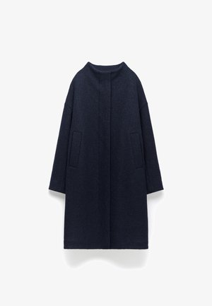 Marineblauwe wollen blend jas met een hoge kraag, verlaagde schouders en twee voorzakken. Het heeft een rechtlijnig ontwerp en een zachte textuur.