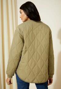 Friends Like These REGULAR FIT - Lengva striukė - khaki green
