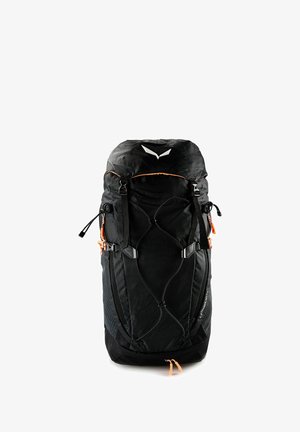 Sac à dos de randonnée noir avec plusieurs sangles, boucles, poches latérales et tirettes de fermeture éclair orange, conçu pour les activités de plein air et alpines.