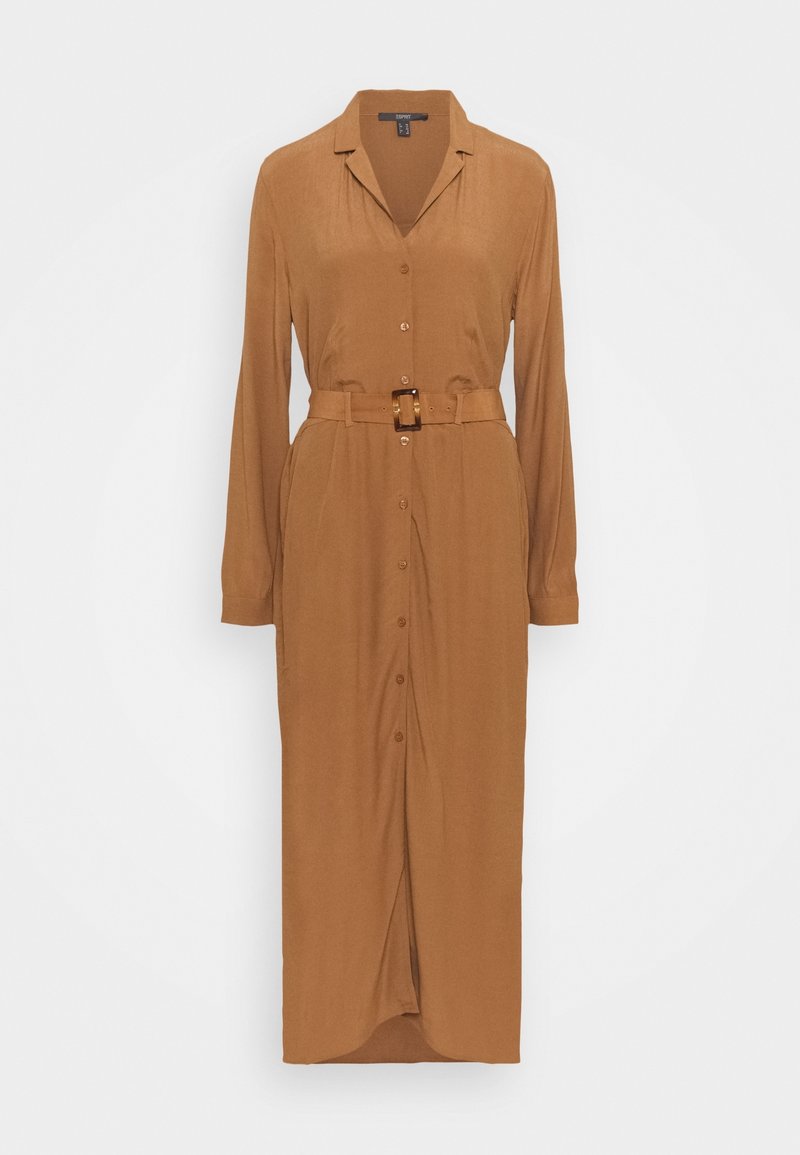 Brun skjortklänning med långa ärmar, ett figursytt midjebälte med en rektangulär spänne och en midilängd på kjolen. Mjuk textur.
