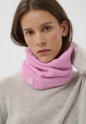 Guler tricotat roz, realizat din fire moi și texturate, cu un design gros, cu răsucituri. Include o etichetă mică, cu brand, pe o parte.