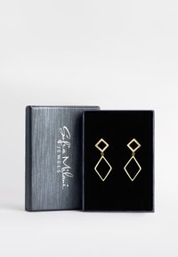Orecchini color oro con un design a forma di diamante, caratterizzati da una parte superiore quadrata testurizzata con dettagli trasparenti, esposti in una scatola di velluto nera.