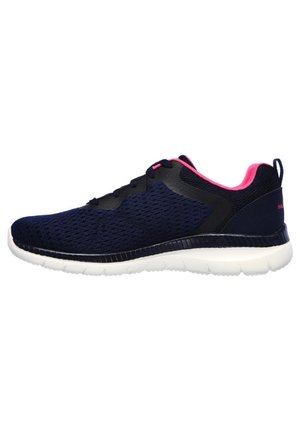 Baskets de sport en maille marine avec accents noirs et détails roses, dotées d'une semelle en caoutchouc blanche et d'un dessus texturé pour la respirabilité.