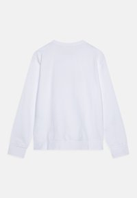 Sudadera blanca de manga larga con cuello redondo, puños y dobladillo acanalados. Textura suave, con un diseño liso sin estampados ni adornos.