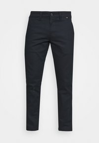 Svart slim-fit chinos av bomullstyg. Har bältesöglor, dragkedja fram och fem fickor. Slät textur med klassisk design.