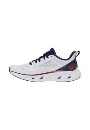 Weißer und marineblauer Laufschuh mit Mesh-Einsätzen, bordeauxrotem Streifen und gepolsterter Sohle mit Belüftungslöchern, nach links zeigend auf weißem Hintergrund.