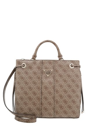 Brązowa torebka ze wzorem, z uchwytem od góry, regulowanym paskiem na ramię oraz trójkątną plakietką z logo na środku przodu.