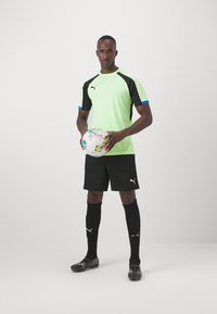 Puma INDIVIDUALLIGA TRAINING SHORTS OPEN POCKETS  - Sports shorts - black/fizzy apple