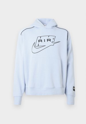 Sudadera azul clara con capucha, con un logo negro "AIR" y el símbolo de Nike. Incluye un bolsillo delantero y costuras de acento negro.