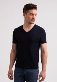 MIT V-AUSSCHNITT - T-shirts basic - marine blau