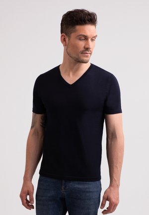 Marineblauwe T-shirt met korte mouwen en V-hals, gemaakt van zachte stof, met een aansluitende pasvorm en een mooie textuur.