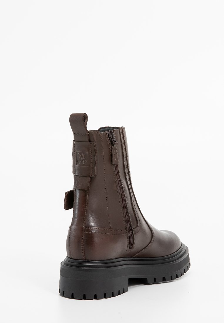 Braune Leder-Ankle-Boots mit seitlichem Reißverschluss, runder Spitze und strukturiertem Gummisohle. Verfügt über eine Schlaufe an der Rückseite für ein einfaches An- und Ausziehen.