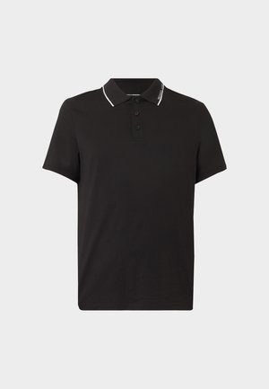 Melna īsroku polo krekls ar trim pogām un baltu apmalu apkakles malā, vienkāršs dizains ar smalku tekstu uz apkakles.