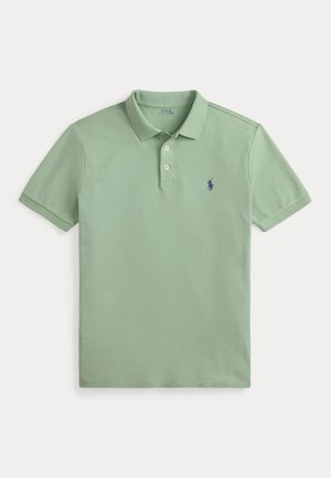 Polo manches courtes vert clair avec deux boutons et petit logo brodé de cheval bleu foncé sur la poitrine gauche.
